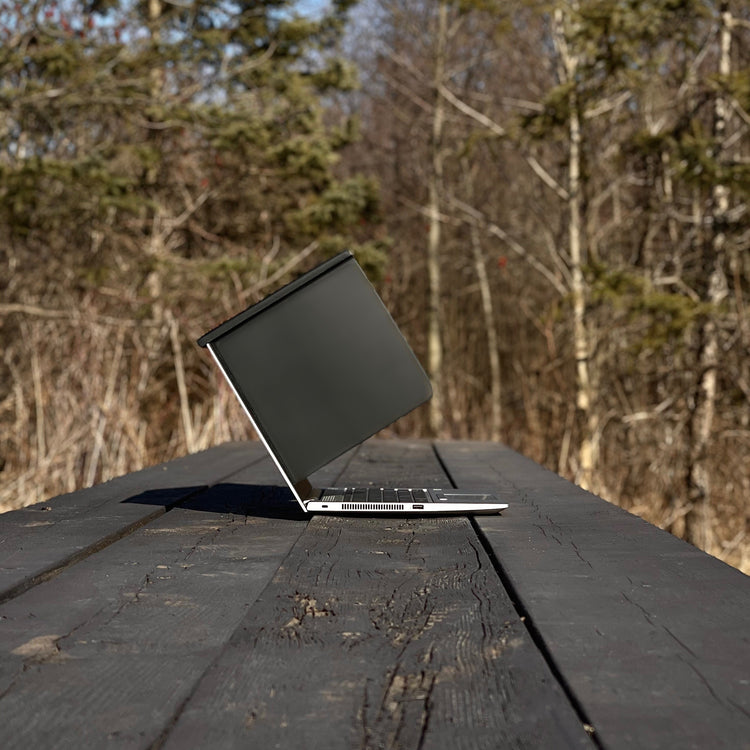 VIZOR laptop sun shade outside